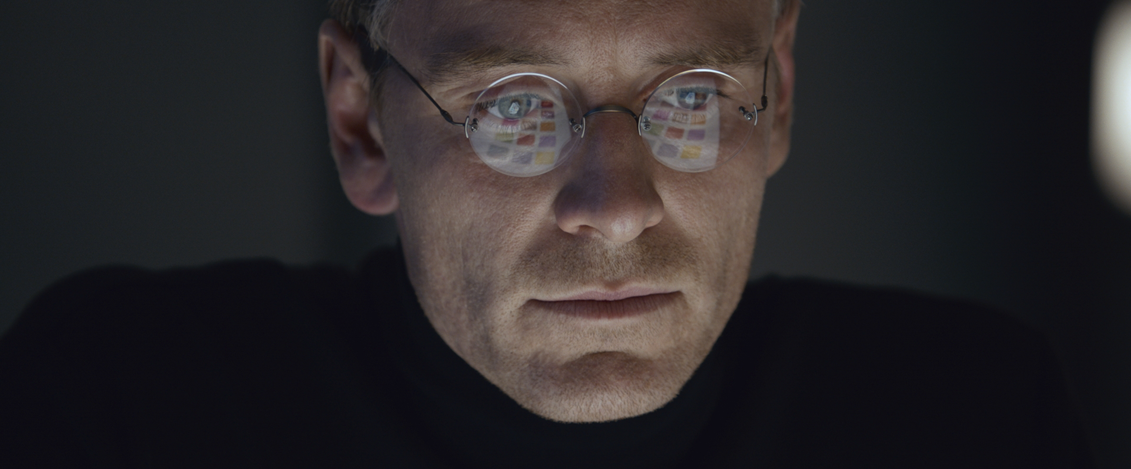 Bekijk Michael Fassbender in de Steve Jobs trailer