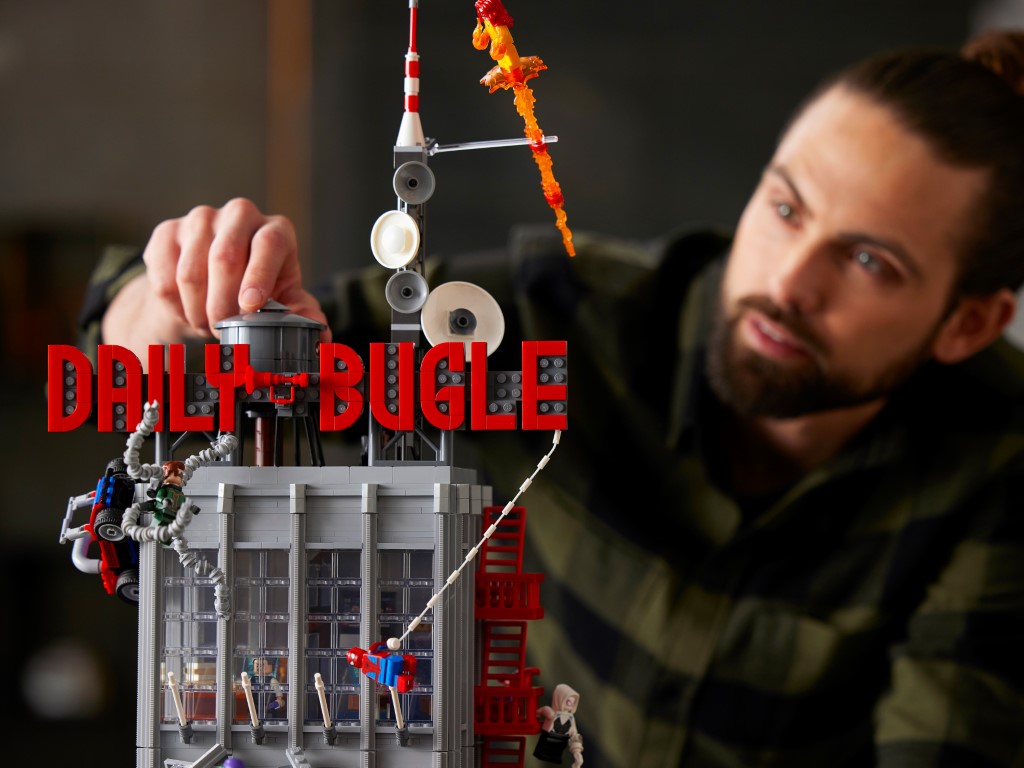 Bekijk de LEGO Marvel Daily Bugle Designer-video