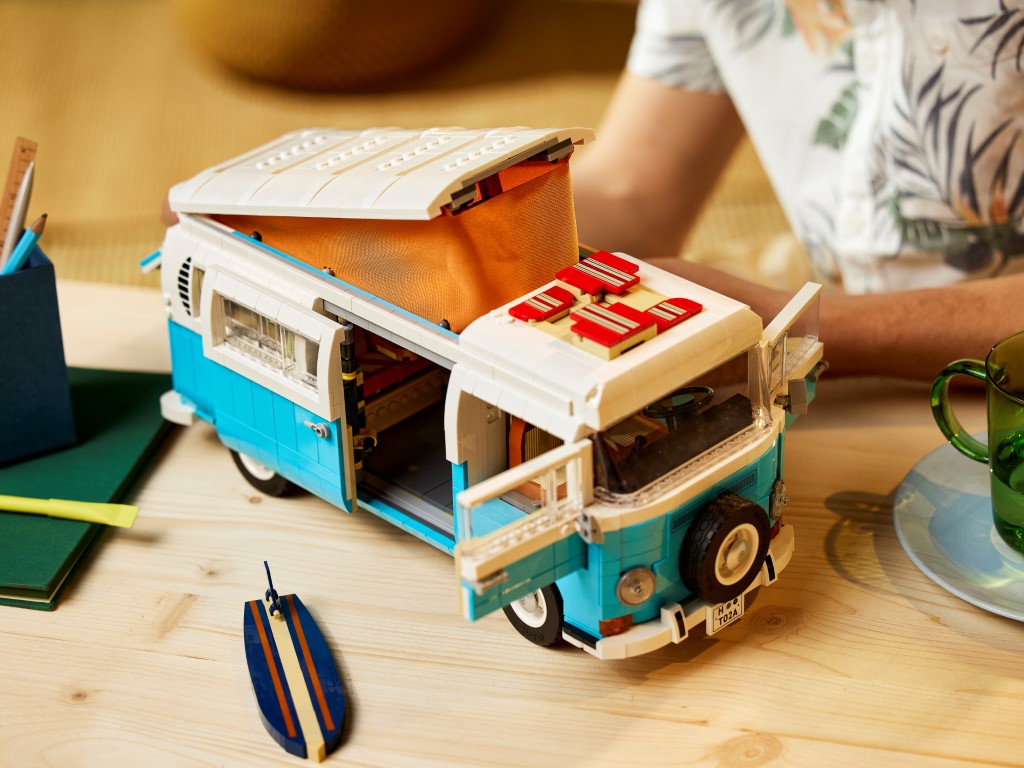 Bekijk de LEGO Volkswagen T2 Camper Van – Designer-video