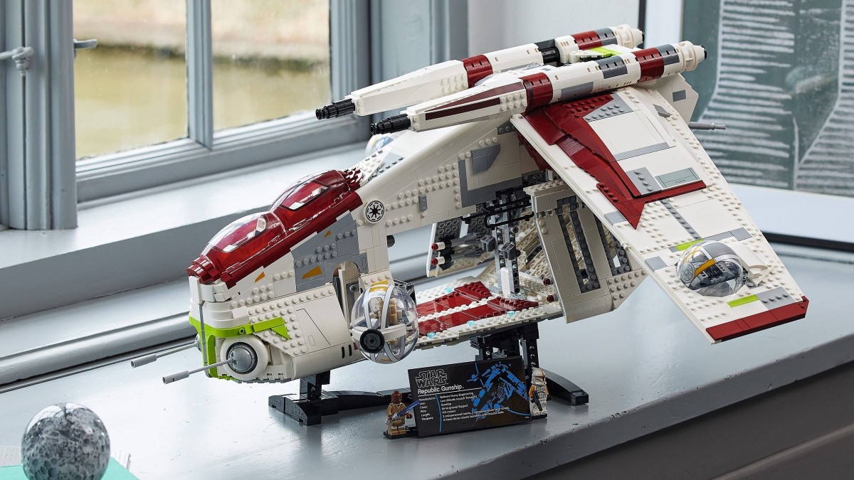 Bekijk de LEGO Star Wars UCS Republic Gunship – Designer-video