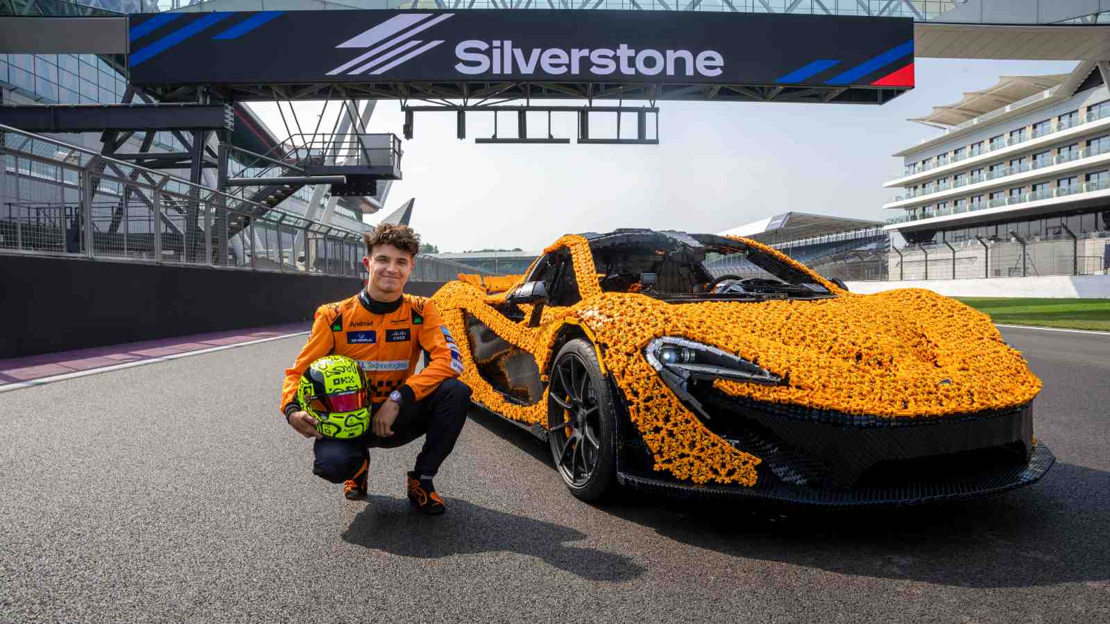 LEGO en McLaren bouwen een echte LEGO McLaren P1 en testen hem op het circuit