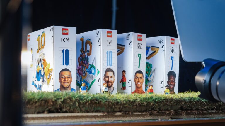 LEGO en verschillende grote voetballers slaan handen ineen