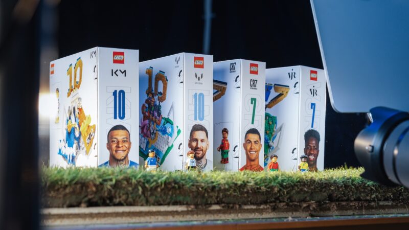 LEGO en verschillende grote voetballers slaan handen ineen