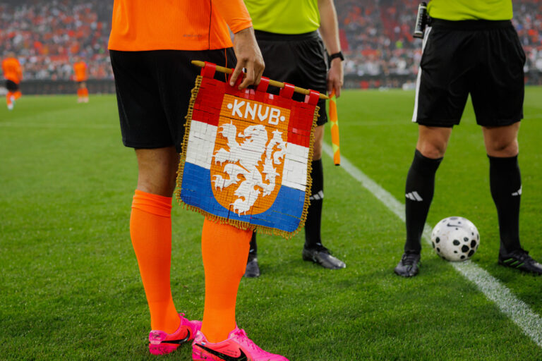 LEGO Groep en KNVB hebben primeur met speciaal LEGO-vaantje