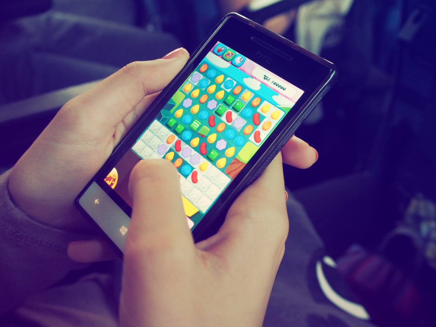 Free Images : smartphone, hand, screen, technology, white, game, finger,  color, telephone, gadget, blue, mobile phone, close up, electronics, hands,  touchscreen, electronic device, portable communications device,  communication device, candy crush ...
