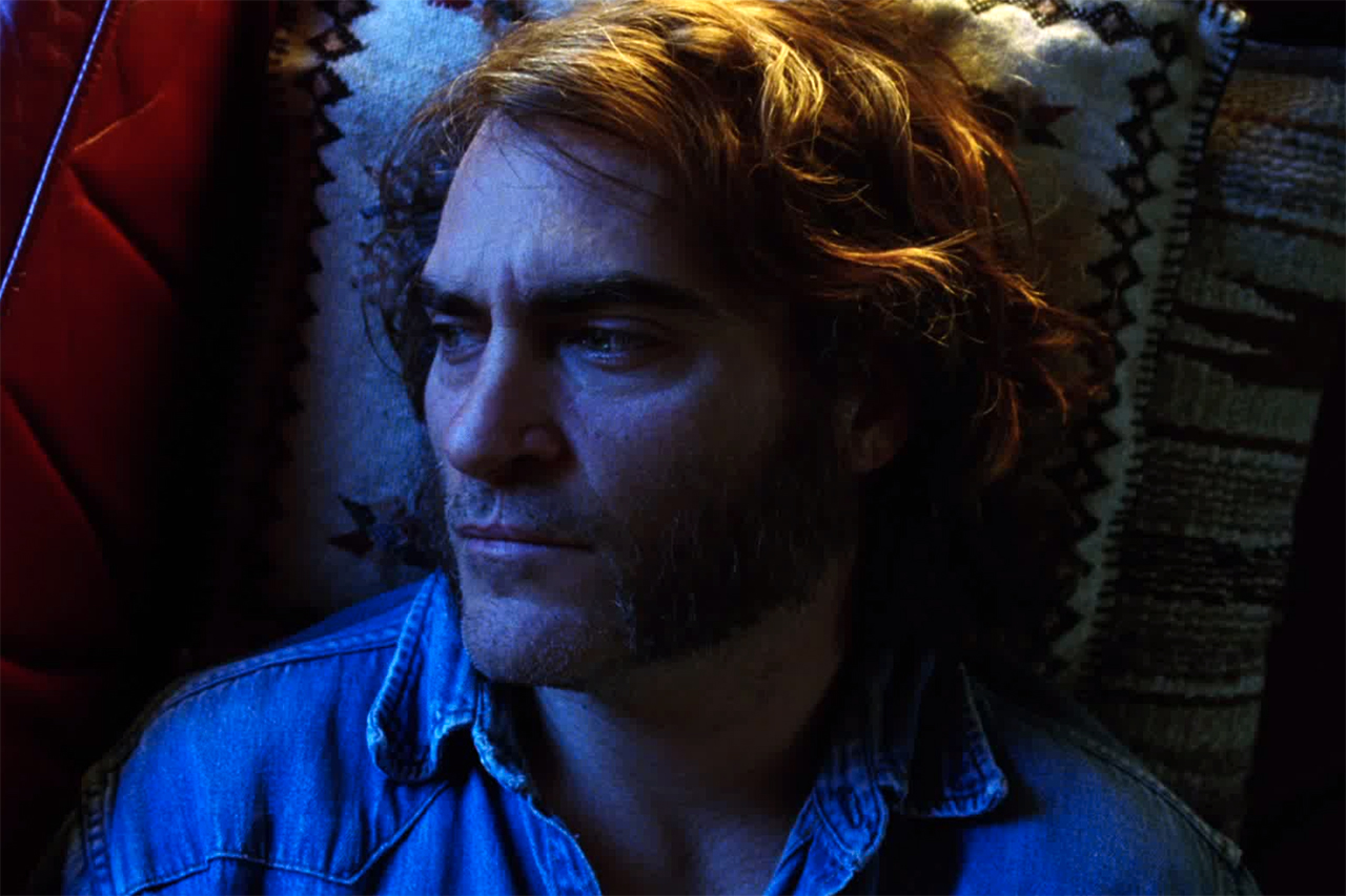 Bekijk Joaquin Phoenix in de trailer van Inherent Vice